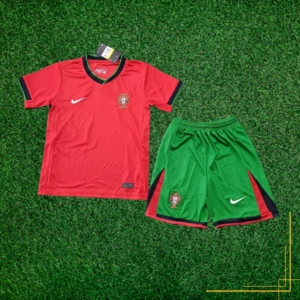 Découvrez notre collection officielle de maillots et shorts du Portugal, pour soutenir votre équipe avec style ! ✅ Livraison rapide ✅ Qualité professionnelle ✅ Designs authentiques. Achetez dès maintenant et arborez les couleurs des Seleção avec fierté !