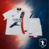 Découvrez le maillot et short de foot du PSG 2024:25 pour enfants, la tenue parfaite pour les jeunes fans ! Disponible de la taille 2 ans à 14 ans